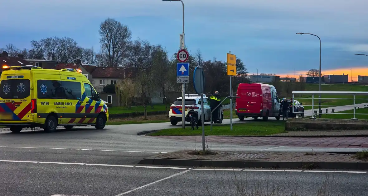 Fietster gewond bij aanrijding met bestelbus - Foto 1