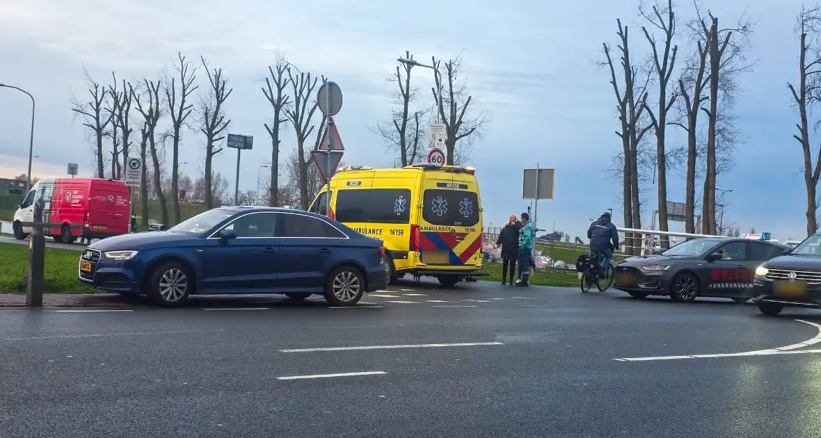Fietster gewond bij aanrijding met bestelbus - Foto 2
