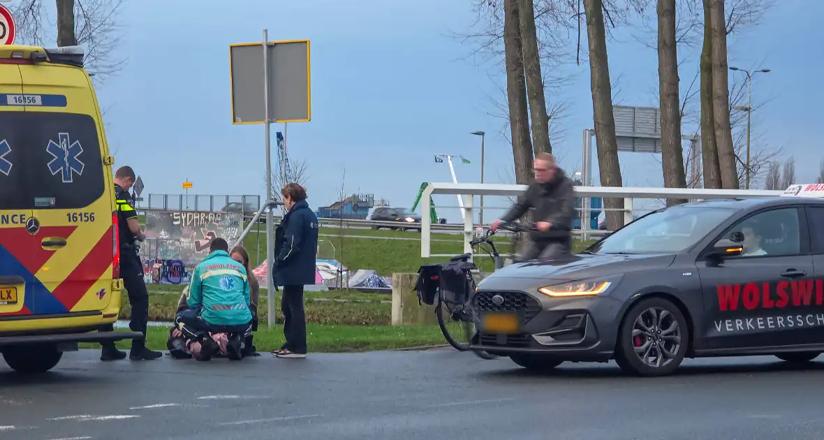Fietster gewond bij aanrijding met bestelbus - Foto 3