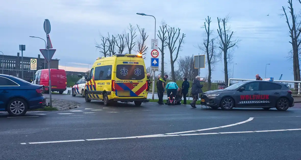 Fietster gewond bij aanrijding met bestelbus - Foto 4