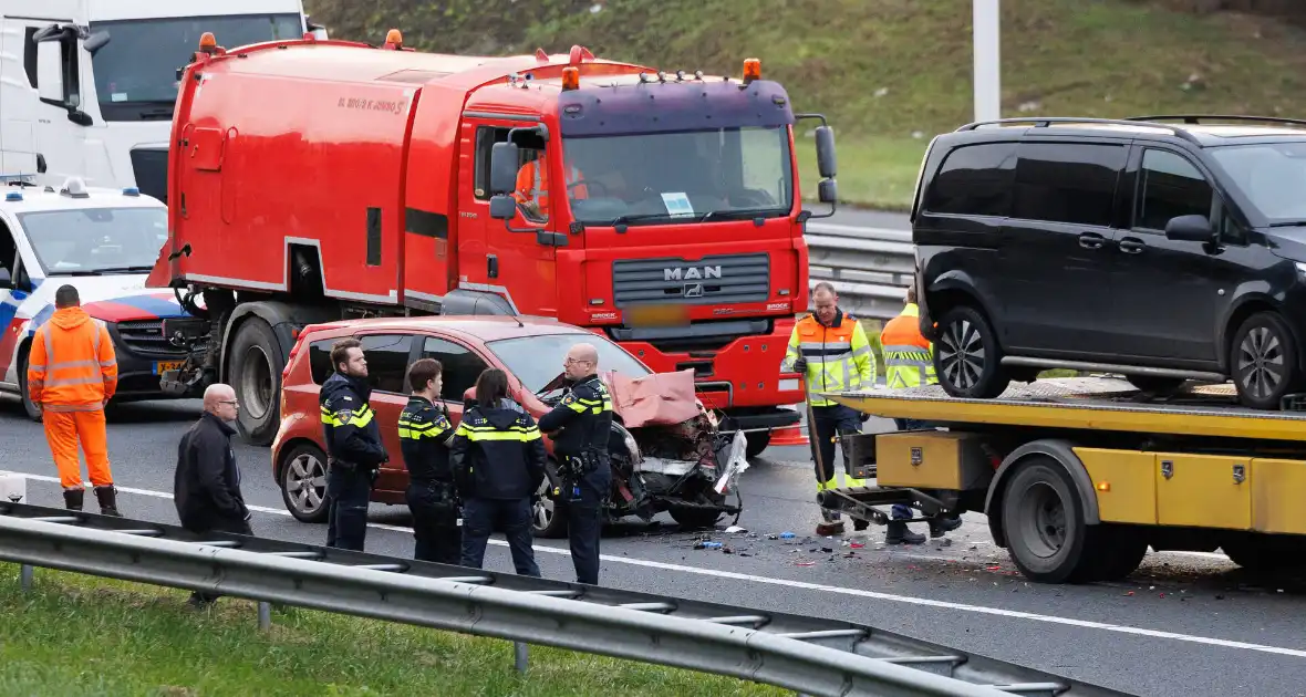 Meerdere auto's betrokken bij ongeval op snelweg - Foto 1