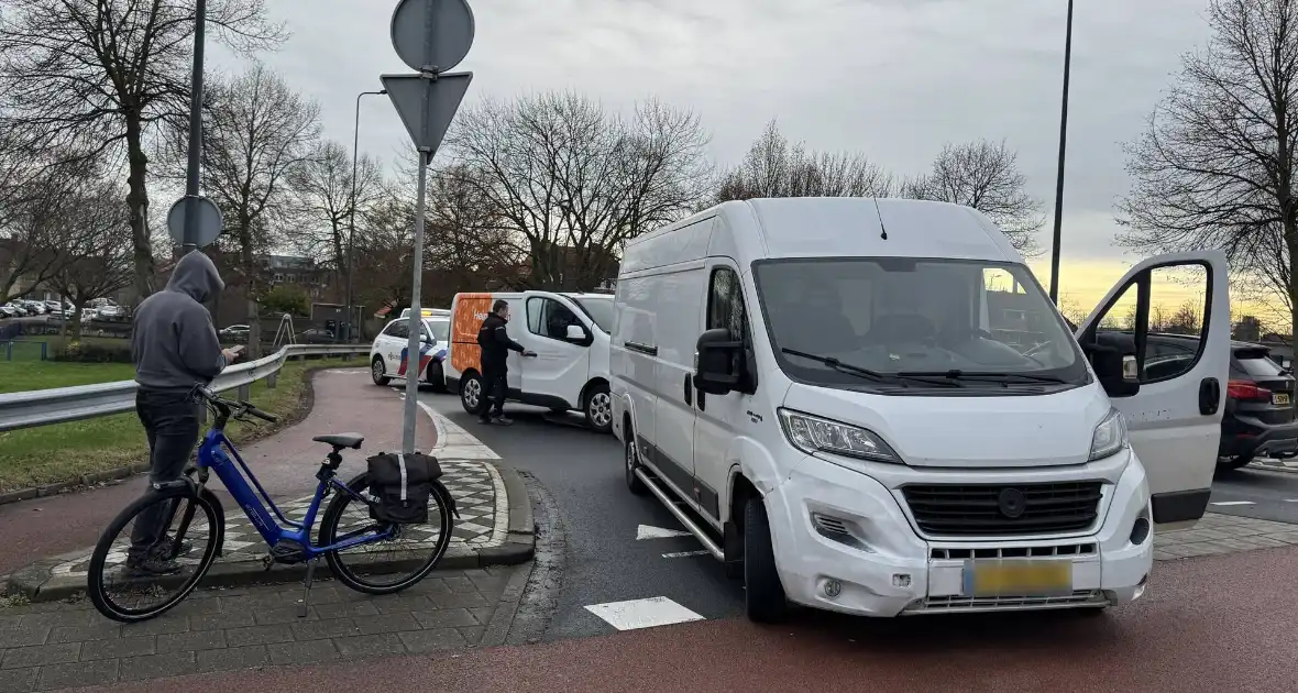Fietser gewond bij aanrijding met pakketbezorger - Foto 2