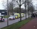 Twee fietsers komen ten val na aanrijding