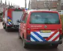 Auto lekt brandstof op parkeerplaats bij school