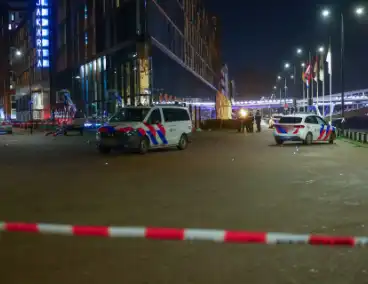 Persoon valt uit hoogbouw en wordt met spoed naar ziekenhuis vervoerd