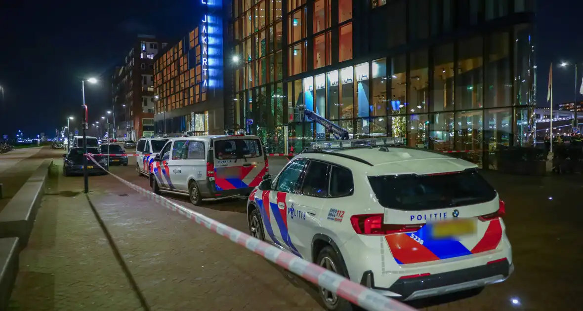 Persoon valt uit hoogbouw en wordt met spoed naar ziekenhuis vervoerd - Foto 1