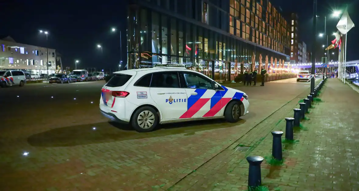 Persoon valt uit hoogbouw en wordt met spoed naar ziekenhuis vervoerd - Foto 2