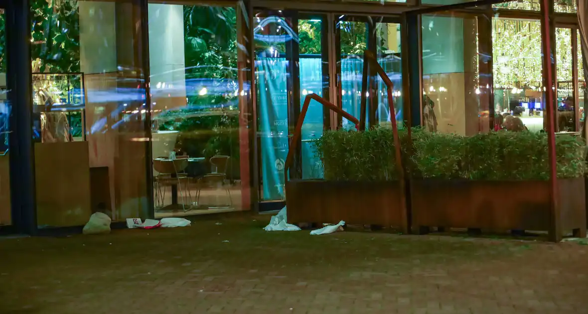 Persoon valt uit hoogbouw en wordt met spoed naar ziekenhuis vervoerd - Foto 3