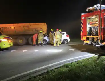 Automobilist botst achterop tractor met aanhangwagen