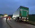 Vrachtwagen verliest oplegger op drukke weg