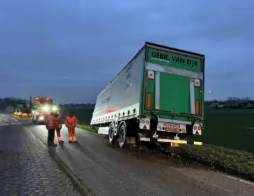 Vrachtwagen verliest oplegger op drukke weg