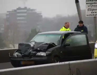 Zware aanrijding tussen bakwagen en auto in Dordrecht