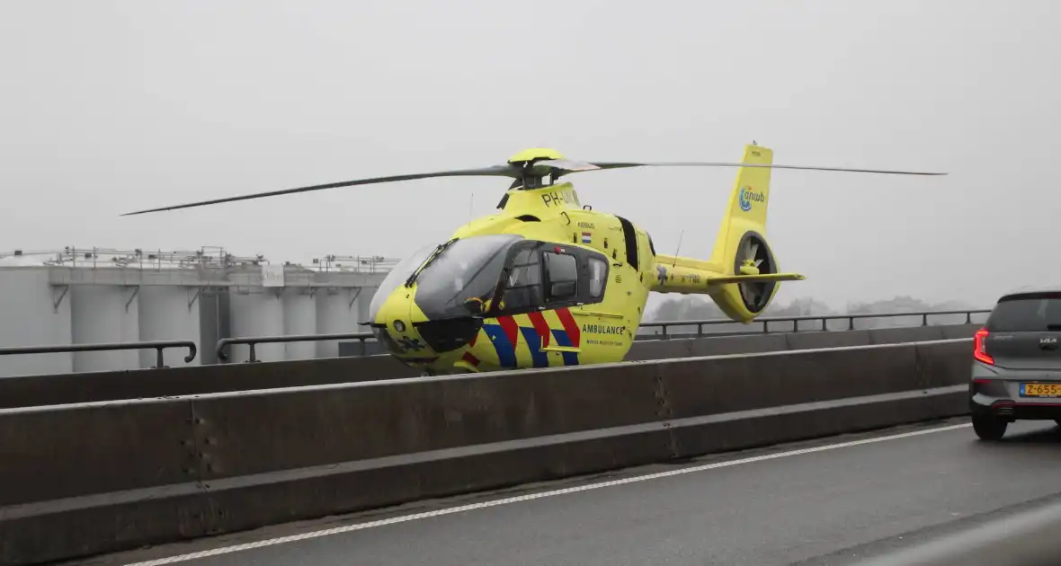 Zware aanrijding tussen bakwagen en auto in Dordrecht - Foto 3