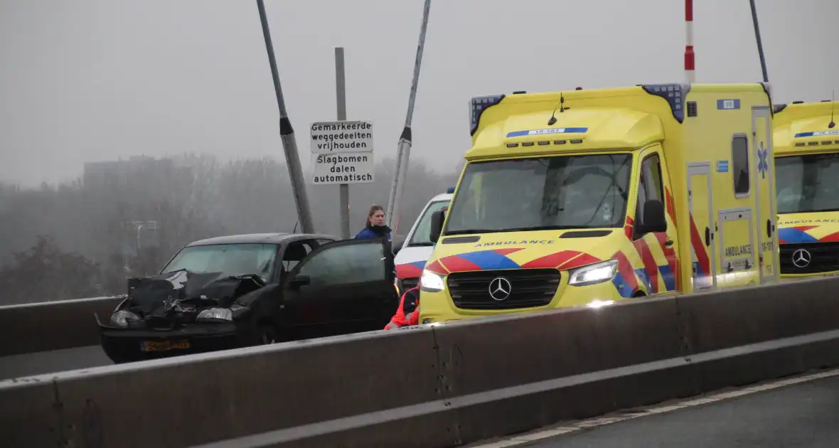 Zware aanrijding tussen bakwagen en auto in Dordrecht - Foto 4