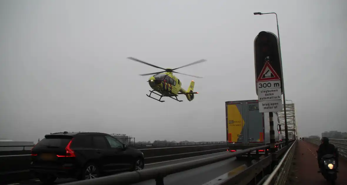Zware aanrijding tussen bakwagen en auto in Dordrecht - Foto 7
