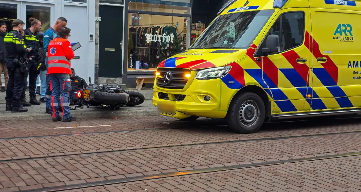 Motorrijder naar ziekenhuis na ongeval - Foto 1