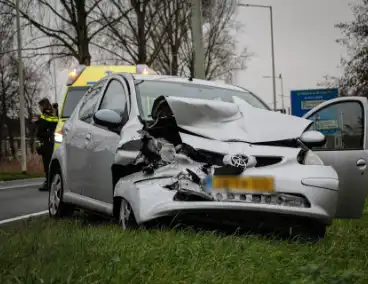 Zware aanrijding tussen twee auto's zorgt voor schade