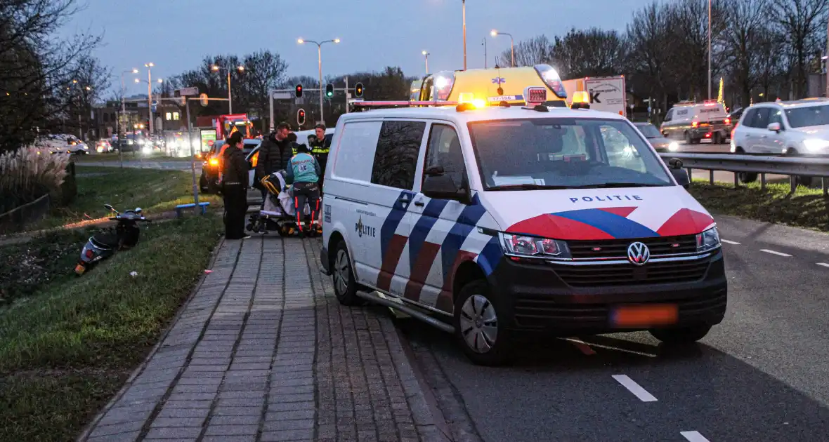 Ongeval tussen busje en scooter leidt tot ziekenhuisopname