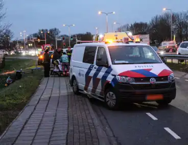 Ongeval tussen busje en scooter leidt tot ziekenhuisopname