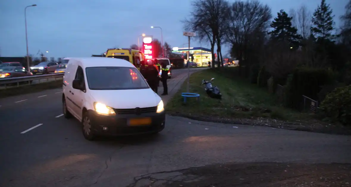 Ongeval tussen busje en scooter leidt tot ziekenhuisopname - Foto 2