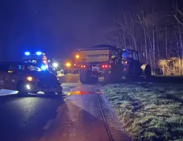 Botsing tussen auto en trekker leidt tot tijdelijke wegafsluiting