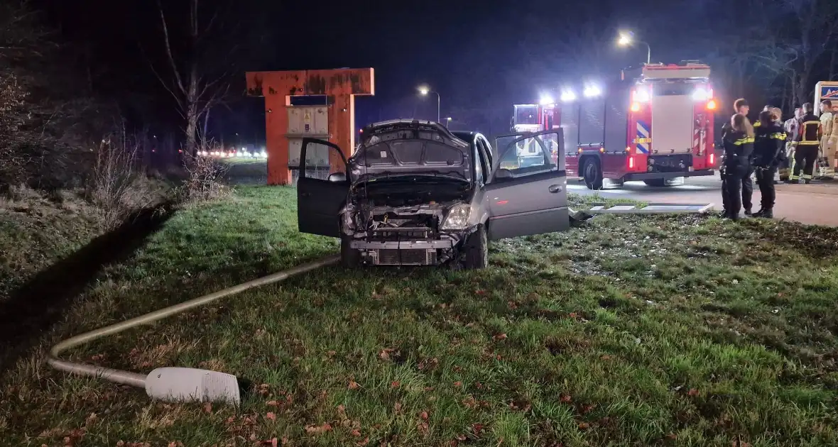 Auto botst door verkeersbord en raakt lantaarnpaal
