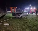 Auto botst door verkeersbord en raakt lantaarnpaal