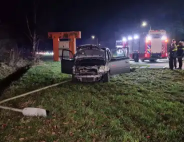 Auto botst door verkeersbord en raakt lantaarnpaal