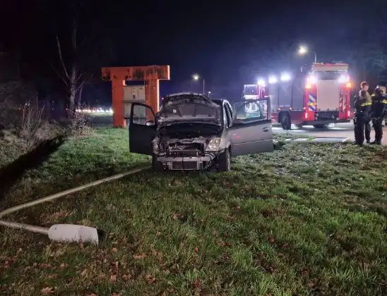 Auto botst door verkeersbord en raakt lantaarnpaal