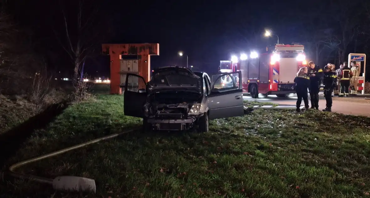 Auto botst door verkeersbord en raakt lantaarnpaal - Foto 1