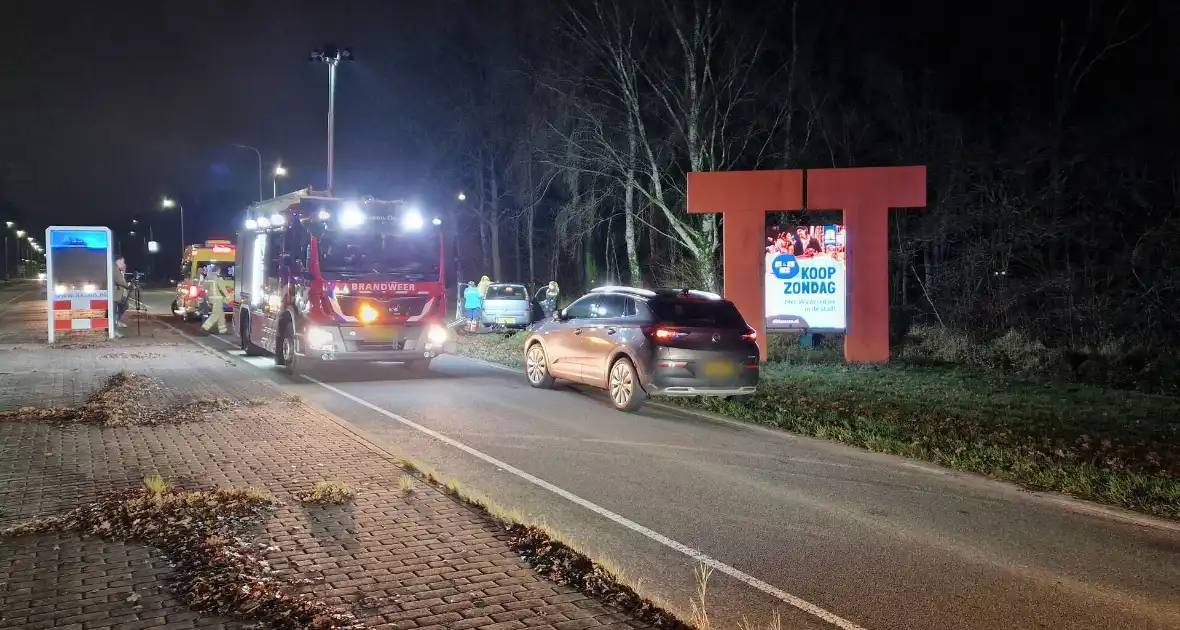 Auto botst door verkeersbord en raakt lantaarnpaal - Foto 2