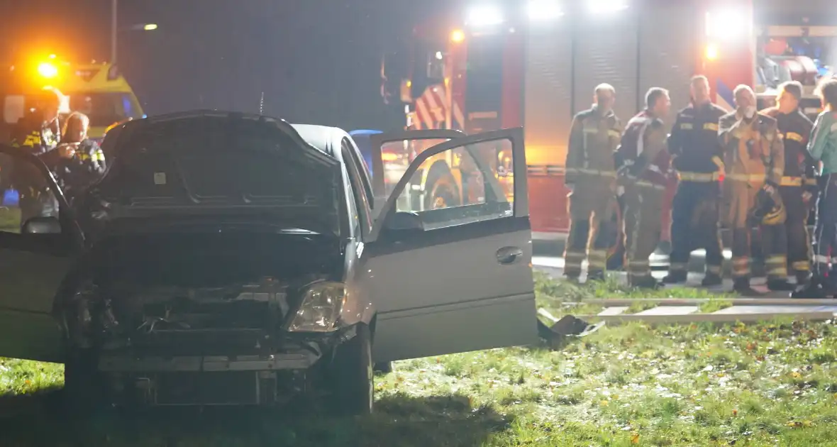 Auto botst door verkeersbord en raakt lantaarnpaal - Foto 3