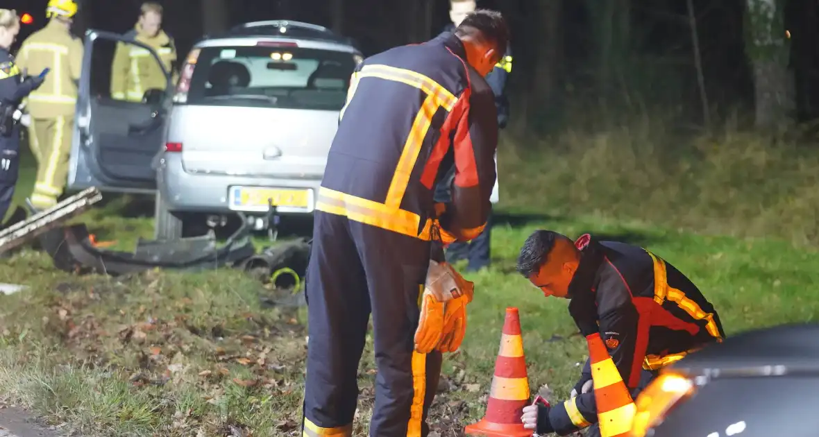 Auto botst door verkeersbord en raakt lantaarnpaal - Foto 4