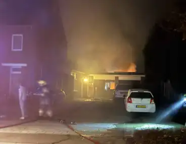 Brandweer bestrijdt woningbrand