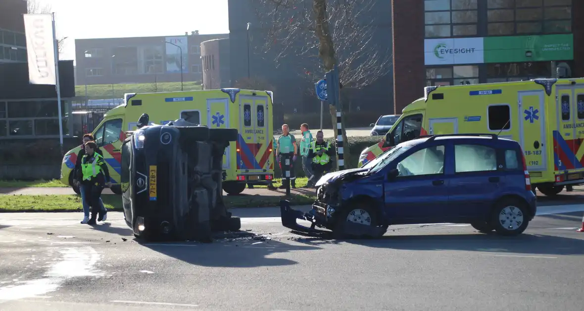 Zwaar ongeval tussen twee auto's met voertuig op zijn kant