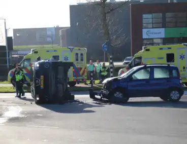 Zwaar ongeval tussen twee auto's met voertuig op zijn kant