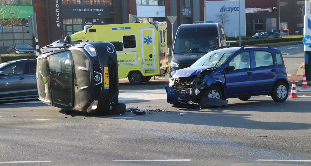 Zwaar ongeval tussen twee auto's met voertuig op zijn kant - Foto 2