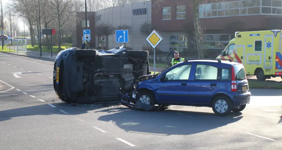 Zwaar ongeval tussen twee auto's met voertuig op zijn kant - Foto 3