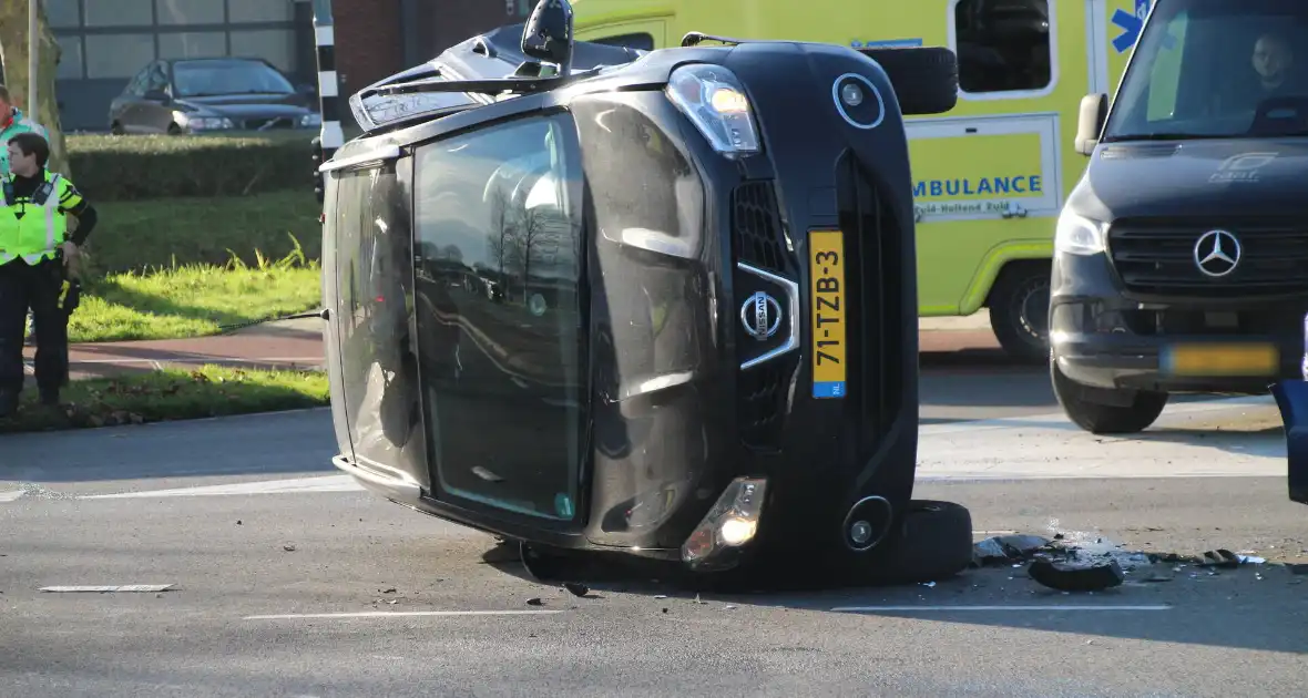 Zwaar ongeval tussen twee auto's met voertuig op zijn kant - Foto 4