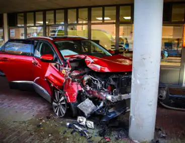 Fietser geraakt bij bizar ongeval, auto komt tegen pilaar tot stilstand