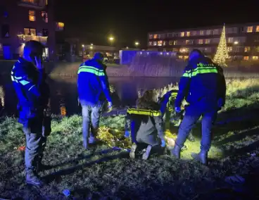 Bekeurde dronken man rent weg van politie en springt in water