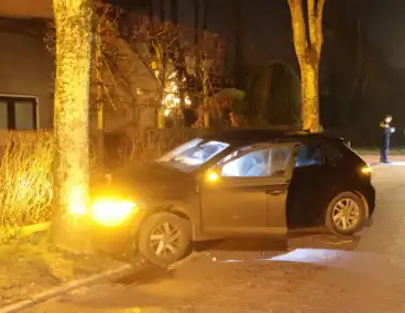 Auto botst tegen boom in de nacht