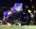 Auto vliegt uit bocht en brandweer bevrijdt vrouw