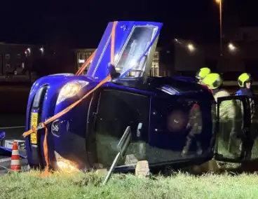 Auto vliegt uit bocht en brandweer bevrijdt vrouw