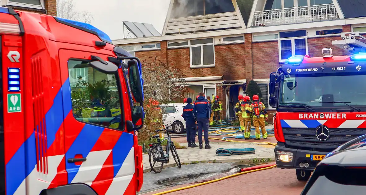 Woningbrand leidt tot grote inzet van brandweer en ambulance - Foto 1
