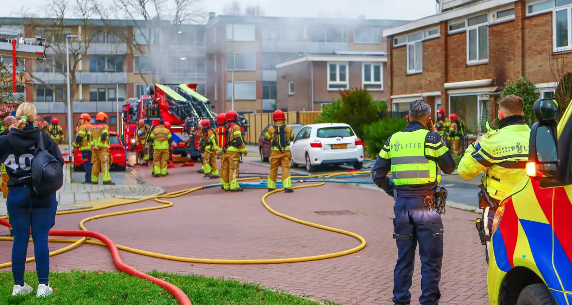 Woningbrand leidt tot grote inzet van brandweer en ambulance - Foto 2