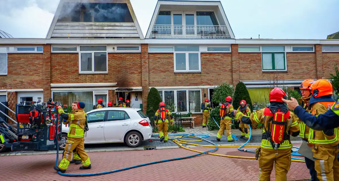 Woningbrand leidt tot grote inzet van brandweer en ambulance - Foto 3