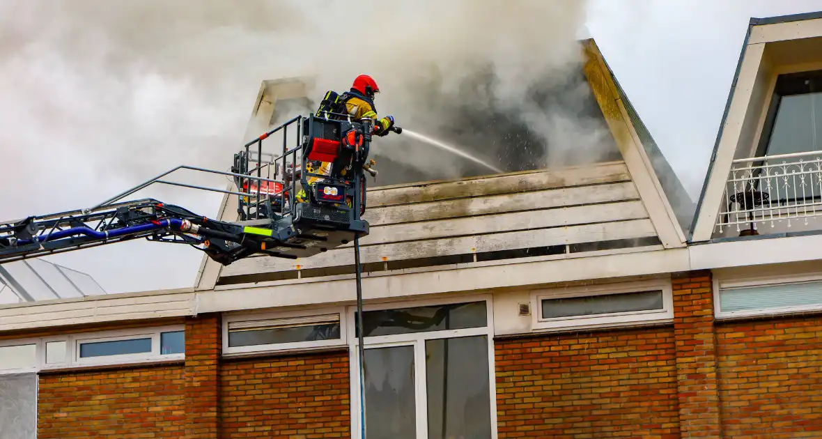Woningbrand leidt tot grote inzet van brandweer en ambulance - Foto 5
