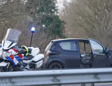 Auto botst tegen vangrail na ongeval