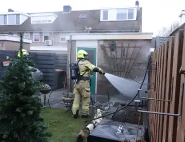 Buurtwerkers blussen brand totdat hulp arriveert